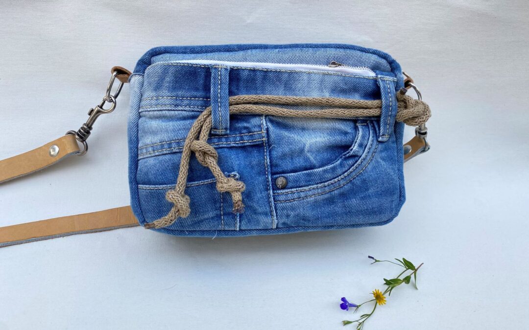 Klein jeanstasje van blue denim: € 49,95,-