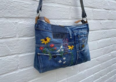 Met bloemen geborduurde jeanstas