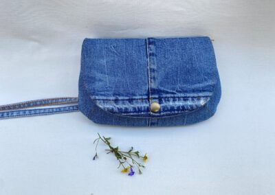 Telefoontasje recycled blue denim: €32,50