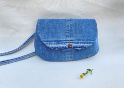 Telefoontasje van recycled denim: € 32,50